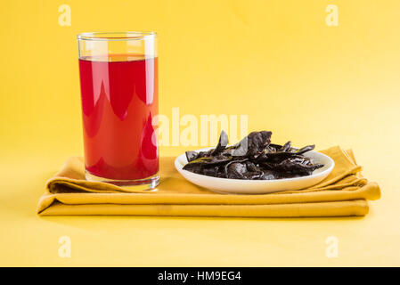 Sharbat Kokum - (un breuvage froid) est une boisson sucrée et piquante du Kokum ou fruits Garcinia indica Banque D'Images