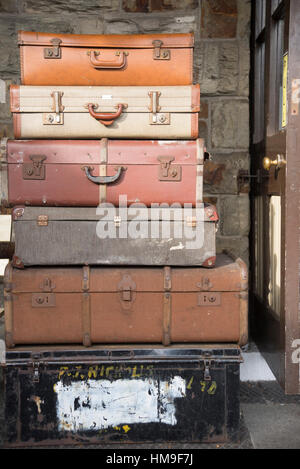 Valises et bagages Vintage juxtaposés à Bodmin et Wenford Railway à Cornwall Banque D'Images