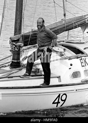 AJAXNETPHOTO. Juin 6th, 1976. PLYMOUTH, en Angleterre. - 1976 OSTAR - JOHN CHRISTIAN SKIPPER DE 27FT JUNK RIGGED EK SOEKI ; LOCATION A PRIS SA RETRAITE APRÈS UN INCENDIE À BORD. PHOTO:JONATHAN EASTLAND/AJAX REF:2760506 16 Banque D'Images