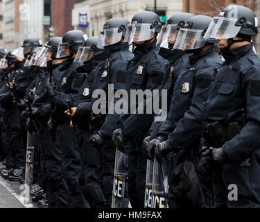 En tenue de la Police métropolitaine en formation permanente au cours de l'Inauguration Day protestations - Washington, DC USA Banque D'Images