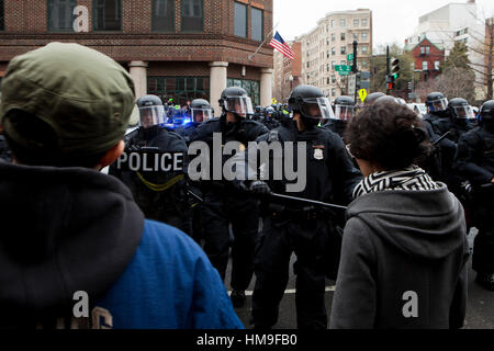 En tenue de la Police métropolitaine en formation permanente au cours de l'Inauguration Day protestations - Washington, DC USA Banque D'Images
