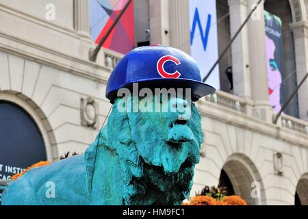 Les célèbres statues de lion en face de l'Art Institute of Chicago ornée avec des chapeaux comme le musée rend hommage à l'oursons. Chicago, Illinois, USA. Banque D'Images