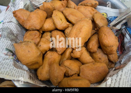 De pommes de terre en tranches enduites de pâte de farine de gramme et frits.L'alimentation de rue populaire de l'Inde Banque D'Images