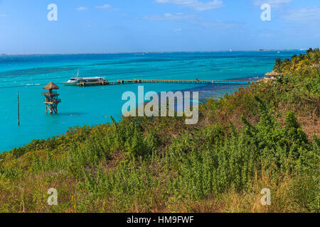 Un belvédère sur la belle eau caribbian sur Isla Mujeres, Mexique. Banque D'Images