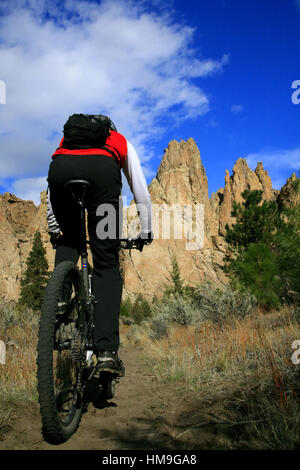 Du vélo de montagne en direction de Desert Rock Spires dans Oregon's Smith Rock State Park Banque D'Images