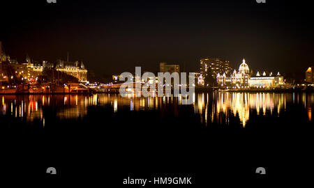 Nuit incroyable de Victoria Inner Harbour - lumières de Noël et l'arrière-port de Victoria vue panoramique 5. Banque D'Images