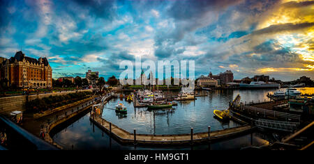 Sites touristiques du Canada à Victoria (C.-B.) - incroyable vue panoramique crépuscule dans l'arrière-port de Victoria avec l'édifice du Parlement, C.-B. d'arrière-plan Banque D'Images