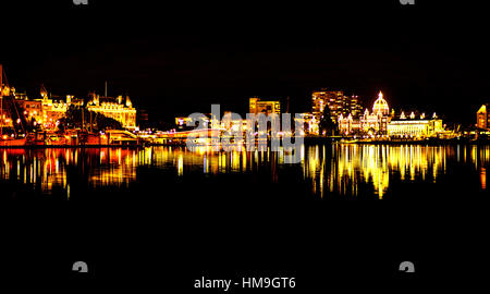 Nuit incroyable de Victoria Inner Harbour - lumières de Noël et l'arrière-port de Victoria vue panoramique 2. Banque D'Images