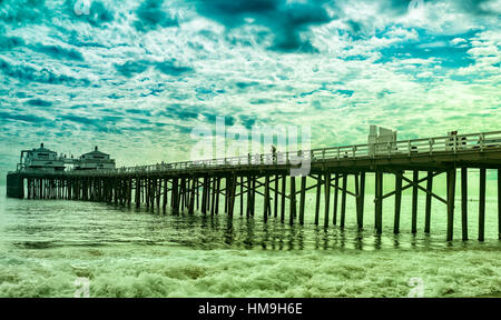 Malibu Pier dans belle journée - Grande vague se précipiter sous le pont 1 Banque D'Images