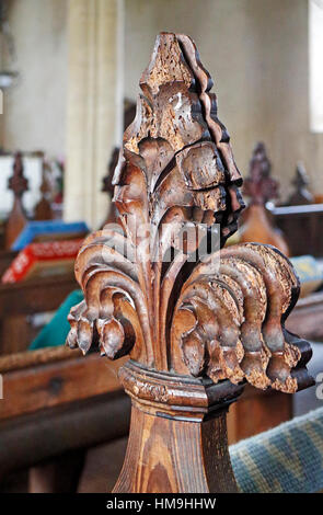 Une tête de pavot fin banc dans l'église paroissiale de St Pierre à Billingford, Norfolk, Angleterre, Royaume-Uni. Banque D'Images