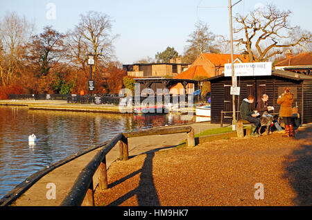 Une famille de manger du poisson et frites par la rivière Bure sur les Norfolk Broads à Hoveton, Norfolk, Angleterre, Royaume-Uni. Banque D'Images