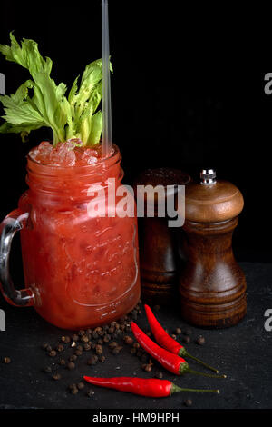 Bloody Mary ou Ceasar avec céleri en pot Mason parsemé de poivre noir Banque D'Images