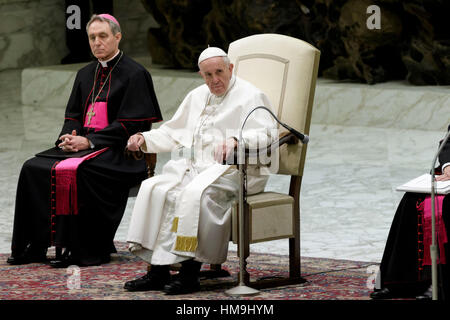 Cité du Vatican, Vatican. 06Th Feb 2017. Le pape François célèbre son audience générale hebdomadaire dans la Salle Paul VI au Vatican, Cité du Vatican. Credit : Giuseppe Ciccia/Pacific Press/Alamy Live News Banque D'Images