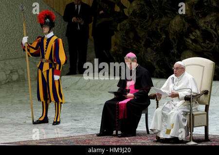 Cité du Vatican, Vatican. 06Th Feb 2017. Le pape François célèbre son audience générale hebdomadaire dans la Salle Paul VI au Vatican, Cité du Vatican. Credit : Giuseppe Ciccia/Pacific Press/Alamy Live News Banque D'Images