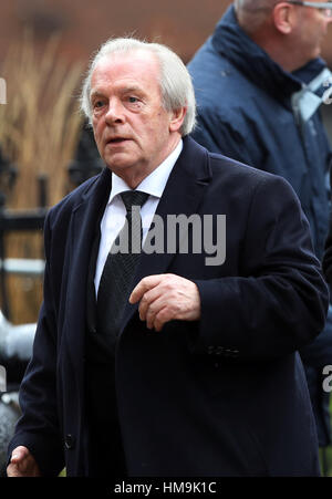Chef de l'exécutif de l'Association des footballeurs professionnels Gordon Taylor arrive pour le service funèbre pour Graham Taylor s'est tenue à l'église St Mary, Watford. ASSOCIATION DE PRESSE Photo. Photo date : mercredi 1 février 2017. Voir l'ACTIVITÉ DE SOCCER histoire Taylor. Crédit photo doit se lire : Nick Potts/PA Wire Banque D'Images