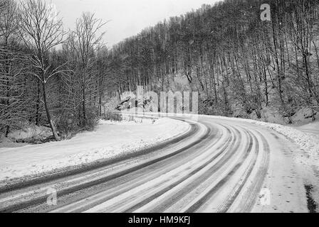 Paysage d'hiver dans le village de montagne rural Banque D'Images