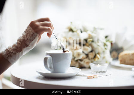 Célébrer un mariage in cafe Banque D'Images