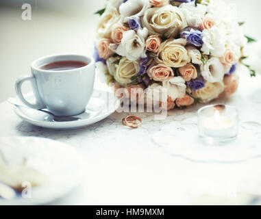 Célébrer un mariage in cafe Banque D'Images