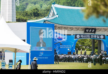 Le président Park Geun-hye s'exprimant au cours de la cérémonie tenue au cimetière de guerre de Séoul pendant le jour du Souvenir. Banque D'Images