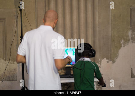 Homme mûr aide les gens d'utiliser correctement un système de RV Banque D'Images