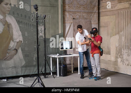 Homme mûr aide les gens d'utiliser correctement un système de RV Banque D'Images