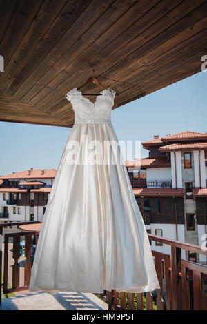 Robe de mariée mariage est suspendu à l'extérieur de l'hôtel. Banque D'Images