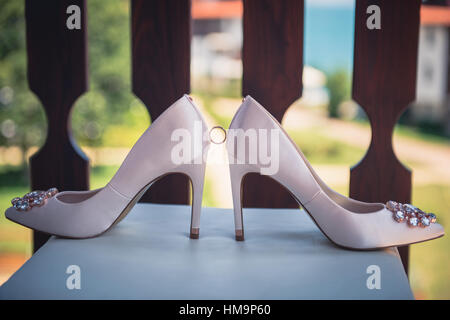 Chaussure blanche de la mariée mariage fond thème . Banque D'Images