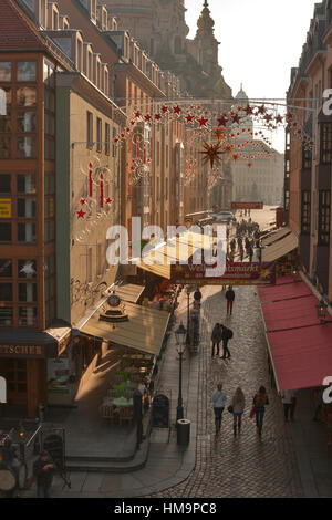 Dresde, Allemagne - le 14 novembre : Les gens marchent le long de la rue étroite Munzgasse ville avec de petits cafés, restaurants et brasseries décorée pour Noël Banque D'Images