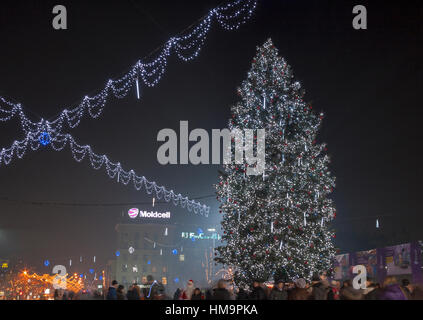 CHISINAU, MOLDOVA - 02 janvier : les gens à pied près de l'arbre de Noël sur la place du centre-ville principale de nuit le 02 janvier 2013 à Chisinau, Moldova..Chisinau ( Banque D'Images