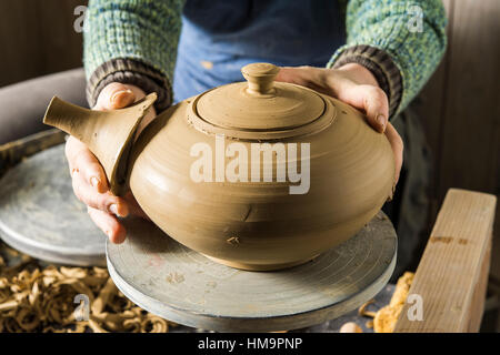 Atelier de céramique, main tenant à la tuyère sur roue, pot poterie Pittenhart, Haute-Bavière, Allemagne Banque D'Images