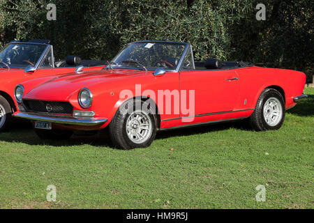 Fiat 124 Sport cabriolet sur vert Banque D'Images