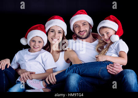 Dans la famille Santa hats looking at camera Banque D'Images