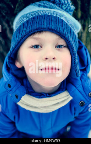 Un garçon de 10 ans habillé avec bouchon bleu Banque D'Images