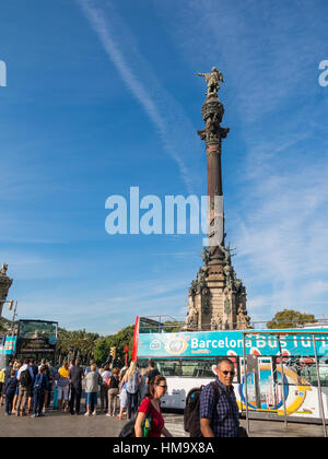 Barcelone, Espagne - OCT 5 : touristes attendent le bus touristique, sous la statue de Christophe Colomb le 5 octobre 2016 à l'extrémité inférieure de La Rambla. Banque D'Images