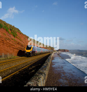 Un cross-country 220 arriva classe Voyager Train à grande vitesse entre Dawlish Dawlish Warren et. Dans le bacjground Langstone est Rock. Banque D'Images