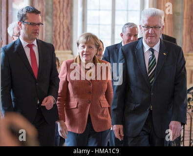 Stuttgart, Allemagne. 06Th Feb 2017. Maire de la ville de Rottenburg Stephan Neher (CDU, L-R), la chancelière allemande Angela Merkel (CDU) et de l'état du Bade-Wurtemberg, Winfried Kretschmann Premier (Alliance 90/Les Verts) arriver à la présentation de l'Eugen Bolz Award 2017 dans le Nouveau Palais à Stuttgart, Allemagne, 01 février 2017. Photo : Deniz Calagan/dpa/Alamy Live News Banque D'Images