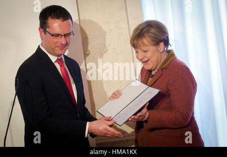 Stuttgart, Allemagne. 06Th Feb 2017. La chancelière allemande, Angela Merkel (CDU) reçoit le Prix 2017 d'Eugen Bolz Maire de la ville de Rottenburg am Neckar et président du conseil de fondation, Stephan Neher (CDU), dans le Nouveau Palais à Stuttgart, Allemagne, 01 février 2017. Photo : Christoph Schmidt/dpa/Alamy Live News Banque D'Images