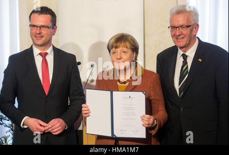 Stuttgart, Allemagne. 06Th Feb 2017. La chancelière allemande, Angela Merkel (CDU) se trouve à côté de maire de la ville de Rottenburg am Neckar et président du conseil de fondation, Stephan Neher (CDU), L'état du Bade-Wurtemberg, et le Premier Ministre Winfried Kretschmann (Alliance 90/Les Verts) après avoir reçu l'Eugen Bolz Award 2017 dans le Nouveau Palais à Stuttgart, Allemagne, 01 février 2017. Photo : Christoph Schmidt/dpa/Alamy Live News Banque D'Images