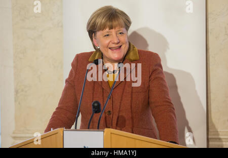 Stuttgart, Allemagne. 06Th Feb 2017. La chancelière allemande, Angela Merkel (CDU) prend la parole à la cérémonie de remise des prix de l'Eugen Bolz Award 2017 dans le Nouveau Palais à Stuttgart, Allemagne, 01 février 2017. Elle a été honorée pour ses politiques en matière d'asile par la ville de Rottenburg am Neckar. Photo : Christoph Schmidt/dpa/Alamy Live News Banque D'Images