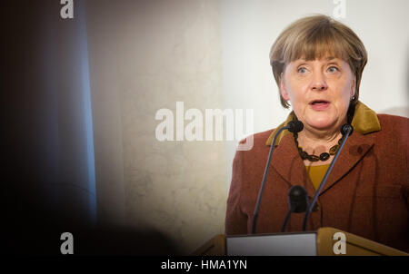 Stuttgart, Allemagne. 06Th Feb 2017. La chancelière allemande, Angela Merkel (CDU) prend la parole à la cérémonie de remise des prix de l'Eugen Bolz Award 2017 dans le Nouveau Palais à Stuttgart, Allemagne, 01 février 2017. Elle a été honorée pour ses politiques en matière d'asile par la ville de Rottenburg am Neckar. Photo : Christoph Schmidt/dpa/Alamy Live News Banque D'Images