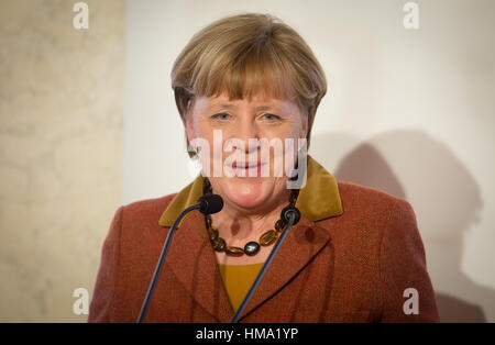 Stuttgart, Allemagne. 06Th Feb 2017. La chancelière allemande, Angela Merkel (CDU) prend la parole à la cérémonie de remise des prix de l'Eugen Bolz Award 2017 dans le Nouveau Palais à Stuttgart, Allemagne, 01 février 2017. Elle a été honorée pour ses politiques en matière d'asile par la ville de Rottenburg am Neckar. Photo : Christoph Schmidt/dpa/Alamy Live News Banque D'Images