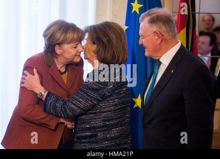 Stuttgart, Allemagne. 06Th Feb 2017. La chancelière allemande Angela Merkel (L) dit adieu au président de la communauté juive de Munich et de la Haute-Bavière, Charlotte Knobloch et l'ancien premier ministre du Bade-Wurtemberg, Erwin Teufel (R) après la cérémonie de remise des prix de l'Eugen Bolz Award 2017 dans le Nouveau Palais à Stuttgart, Allemagne, 01 février 2017. Elle a été honorée pour ses politiques en matière d'asile par la ville de Rottenburg am Neckar. Photo : Christoph Schmidt/dpa/Alamy Live News Banque D'Images