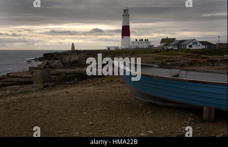 Nuages de tempête de recueillir plus de Portland Bill Lighthouse, Portland, Dorset, UK. Banque D'Images