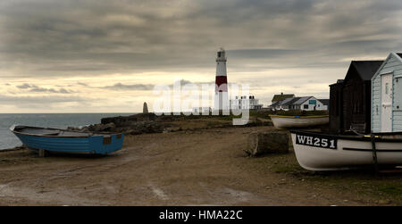 Nuages de tempête de recueillir plus de Portland Bill Lighthouse, Portland, Dorset, UK. Banque D'Images