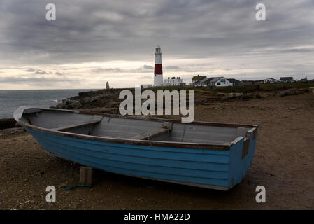 Nuages de tempête de recueillir plus de Portland Bill Lighthouse, Portland, Dorset, UK. Banque D'Images