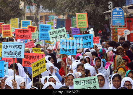 Dhaka 31 Jan 2017. Les élèves de différentes écoles organisent des pancartes disant non aux drogues à un programme de sensibilisation organisées par la DPM Banque D'Images