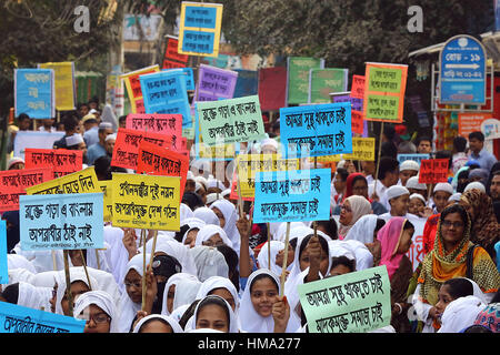 Dhaka 31 Jan 2017. Les élèves de différentes écoles organisent des pancartes disant non aux drogues à un programme de sensibilisation organisées par la DPM Banque D'Images