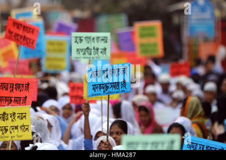 Dhaka 31 Jan 2017. Les élèves de différentes écoles organisent des pancartes disant non aux drogues à un programme de sensibilisation organisées par la DPM Banque D'Images