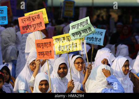 Dhaka 31 Jan 2017. Les élèves de différentes écoles organisent des pancartes disant non aux drogues à un programme de sensibilisation organisées par la DPM Banque D'Images