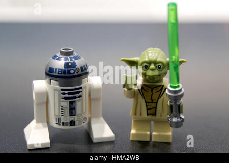 Nuremberg, Allemagne. 1er février, 2017. Les figurines Star Wars R2-D2 (L) et Yoda peut être vu sur le stand de la 'Fabricant' Lego à la 68e foire internationale du Jouet à Nuremberg, Allemagne, 1 février 2017. Le plus grand salon du jouet a lieu pendant les 1 et le 6 février 2017. Photo : Daniel Karmann/dpa/Alamy Live News Banque D'Images